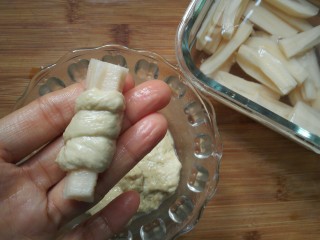 糖醋菜+素糖醋排骨,从一端把面筋全部绕在莲藕节上（两边留一点不要绕）。