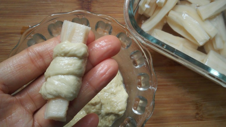 糖醋菜+素糖醋排骨,从一端把面筋全部绕在莲藕节上（两边留一点不要绕）。