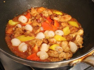 糖醋菜+糖醋荔枝鸡,酱汁倒入鸡肉荔枝锅，煮滚后转小火，约煮2分钟让食材入味。