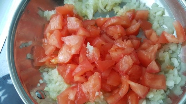 普罗旺斯杂烩,在洋葱锅中，​​加入西红柿。