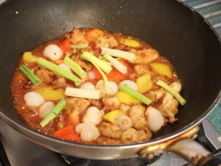 糖醋菜+糖醋荔枝鸡,放入葱段，拌一下就可起锅。