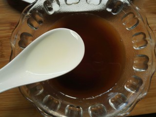 糖醋菜+素糖醋排骨,5勺清水，1 小勺豌豆粉，搅拌均匀备用。