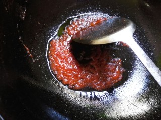 糖醋菜+素糖醋排骨,把番茄酱翻炒一下。