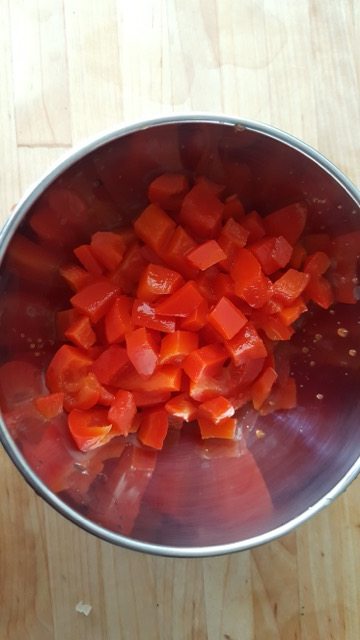普罗旺斯杂烩,把辣椒切成小块。