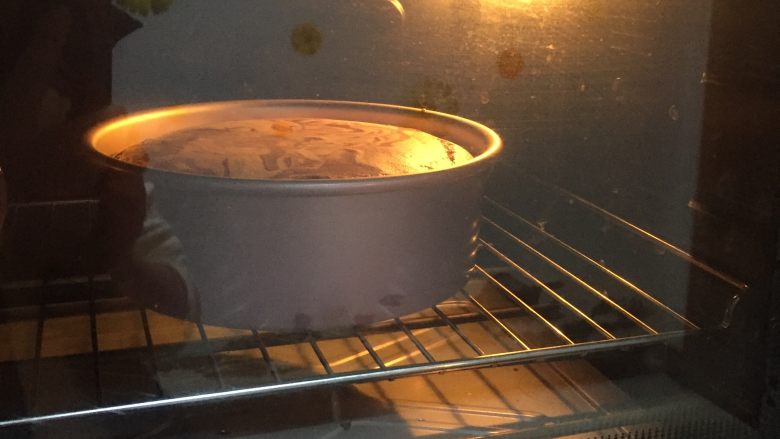 大理石戚风蛋糕,放入烤箱下层120度40分钟，转140度20分钟（每个烤箱的温度都不一样，烤箱温度仅供参考）