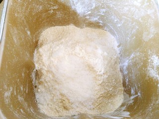 全麦土司,将全麦粉和面包粉，酵母粉，纯奶粉混合倒进面包机里
