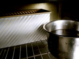 全麦土司,放烤箱发酵1小时，38度放一碗热水保持湿度
