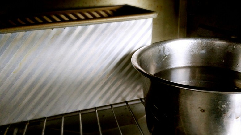 全麦土司,放烤箱发酵1小时，38度放一碗热水保持湿度