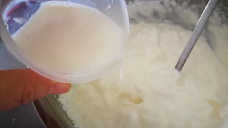 解压化郁美容 玫瑰茉莉慕斯,在打发好的奶油中加入吉利丁牛奶混合液，轻轻切拌均匀
