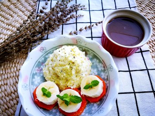 健脾瘦身早餐 茯苓山药土豆泥,摆上蒸熟的胡萝卜和香蕉