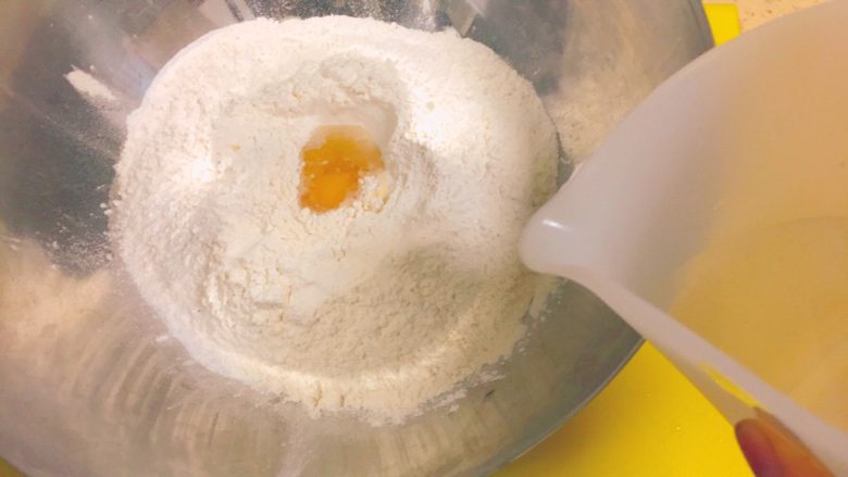 记忆里的那碗面 @@
西红柿鸡蛋打卤面,然后将大概130毫升温水，35度-40度之间，用滴的方式一点点倒进面粉里，一边倒一边用手搅动。下温水是为了让面更好的和水融合，节省醒面时间。