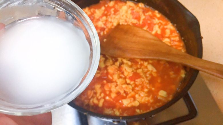 记忆里的那碗面 @@
西红柿鸡蛋打卤面,用水把淀粉调成水淀粉，下锅，勾芡。