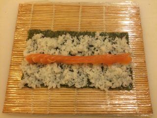 简单的寿司三文鱼小卷,放三文鱼在中间