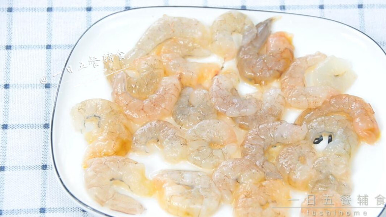 鲜虾松 宝宝健康辅食,用牙签将虾背部的虾线挑出，再去虾壳。