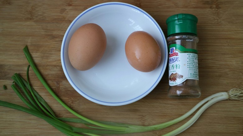 三分钟快手早餐——水摊鸡蛋,准备食材。