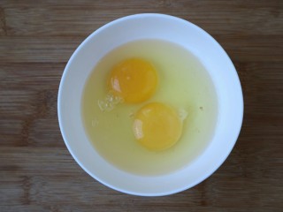 三分钟快手早餐——水摊鸡蛋,鸡蛋打入碗中。