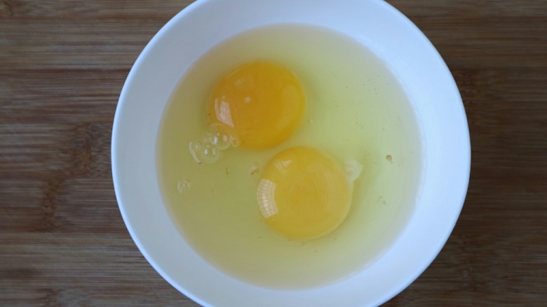 三分钟快手早餐——水摊鸡蛋,<a style='color:red;display:inline-block;' href='/shicai/ 9'>鸡蛋</a>打入碗中。