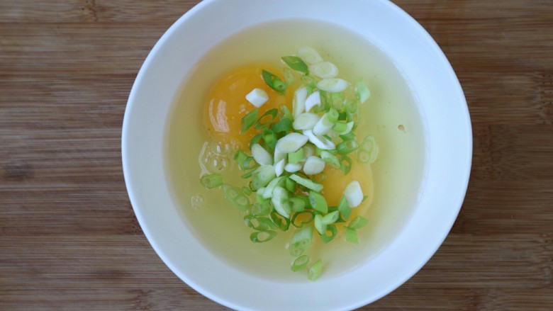 三分钟快手早餐——水摊鸡蛋,加入葱沫搅拌均匀。