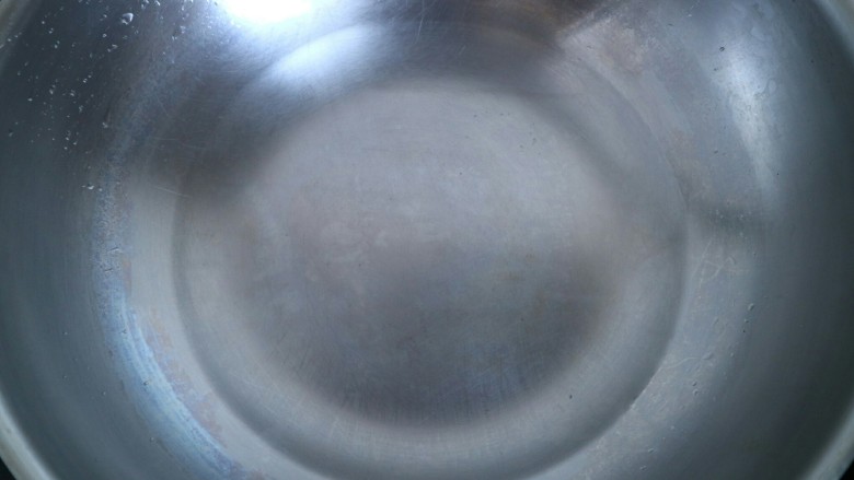 三分钟快手早餐——水摊鸡蛋,锅中放入约100ml清水烧开。