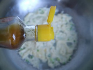 三分钟快手早餐——水摊鸡蛋,倒入适量芝麻油翻炒均匀即可。
