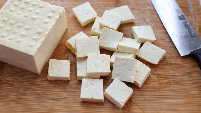 糖醋菜+糖醋脆皮豆腐,将豆腐切成适量大小的块状