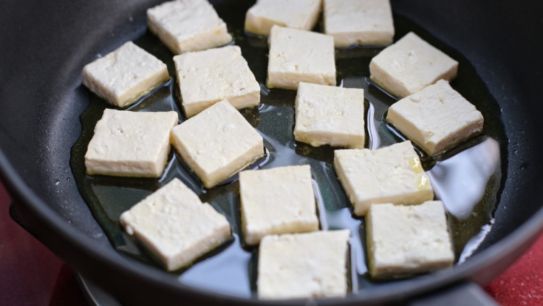 糖醋菜+糖醋脆皮豆腐,锅中放适量油烧热后，放进豆腐块小火煎制