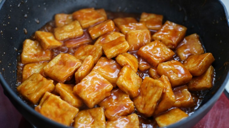 糖醋菜+糖醋脆皮豆腐,快速翻炒均匀，使豆腐块裹满酱汁