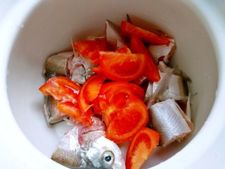 西红柿秋刀鱼汤,放入砂锅