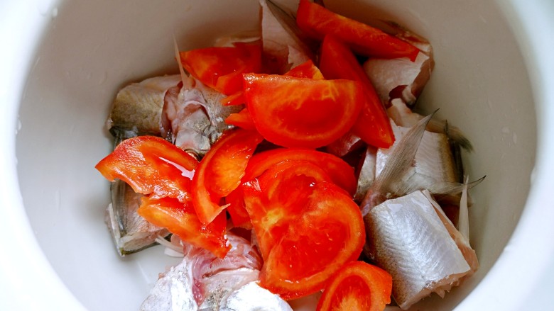 西红柿秋刀鱼汤,放入砂锅