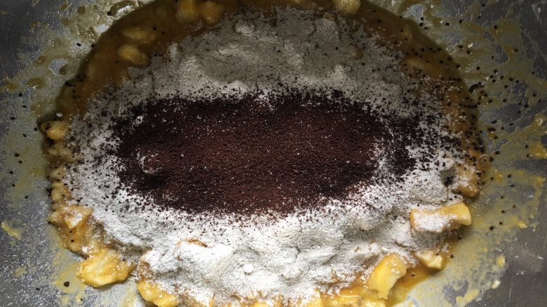 原创 | 无油无面粉咖啡香蕉湿蛋糕,将研磨好的咖啡粉也过筛加入；