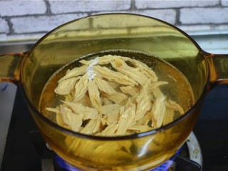 凉拌黄瓜腐竹木耳,腐竹用凉水泡软后再放锅里煮一几分钟。