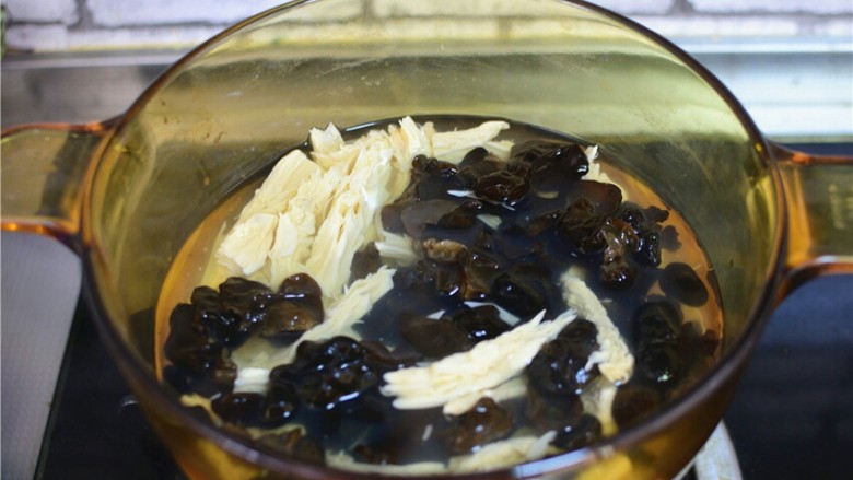 凉拌黄瓜腐竹木耳,木耳也放在水里焯两分钟。