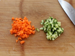 蔬菜培根蛋炒饭,黄瓜和胡萝卜洗净后切小丁