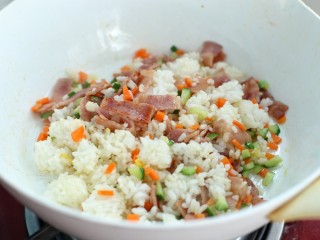 蔬菜培根蛋炒饭,倒入米饭和锅中食材一起炒匀