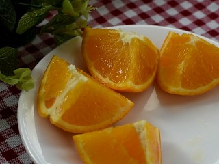 糖醋菜+橙汁鸡球,将橙子切成小块，方便一会儿取汁