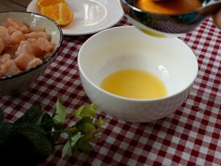 糖醋菜+橙汁鸡球,用取汁器将橙子榨出汁，一个橙子的量就刚刚好