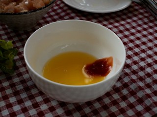 糖醋菜+橙汁鸡球,下边我们就制作酸甜汁:在橙汁中加入番茄酱