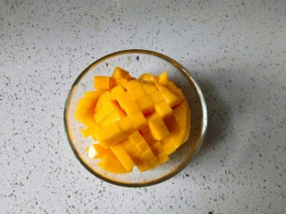 懒人料理—芒果淡奶木糠杯,芒果切成小块