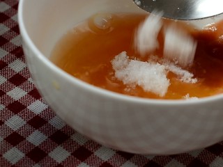 糖醋菜+橙汁鸡球,还有1小勺盐，搅拌均匀，使所有配料都充分融合
