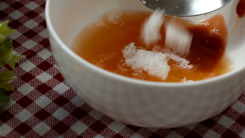 糖醋菜+橙汁鸡球,还有1小勺盐，搅拌均匀，使所有配料都充分融合