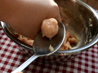 糖醋菜+橙汁鸡球,然后左手抓一把肉泥，用虎口位置挤出一个小圆球，用勺子刮下来，备用