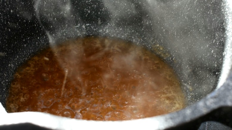 糖醋菜+橙汁鸡球,用小火熬至酸甜汁变得浓稠