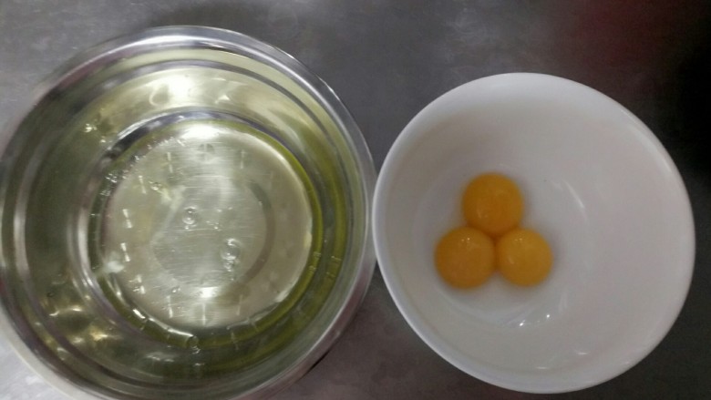 紫薯酸奶戚风,首先要将鸡白蛋黄分离，分别装入两个盆中。