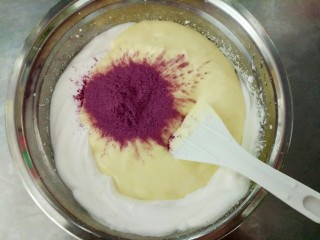紫薯酸奶戚风,将拌好的蛋液倒入打发好的蛋白中，加入紫薯粉