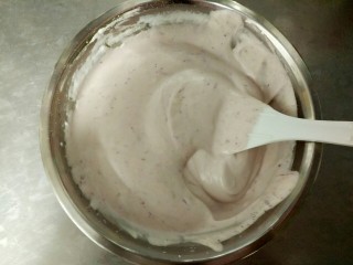 紫薯酸奶戚风,依然是轻轻的切拌，防止消泡