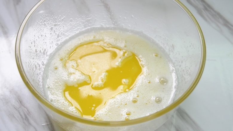 杏仁瓦片酥,倒入黄油液体，搅拌均匀