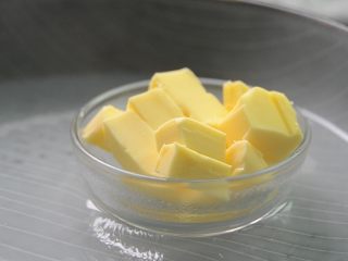 杏仁瓦片酥,黄油隔热水融化备用