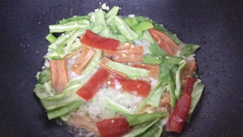 家常鱿鱼卷,加入红绿辣炒均匀。