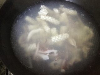 家常鱿鱼卷,锅里加适量水烧开。