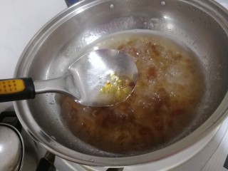 红枣桃胶羹,熬煮时表面浮起的浮沫要撇掉。